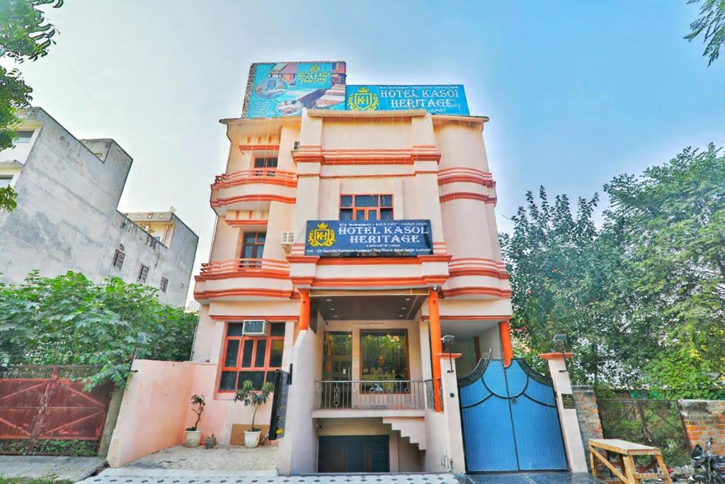 een gebouw met een bord erop bij Hotel Kasol Heritage in Lucknow