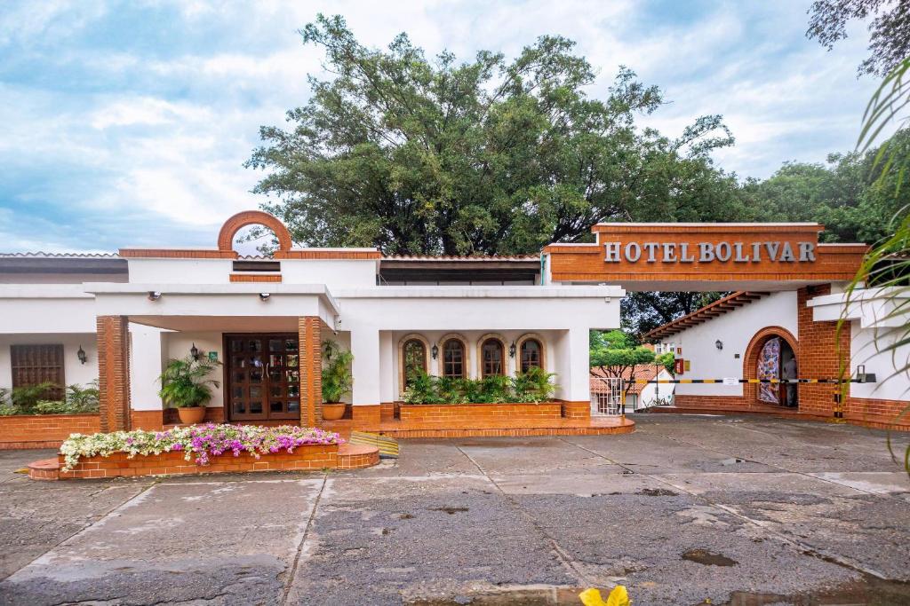 a hotel building with a sign that reads hotel boutique at Hotel Faranda Bolivar Cucuta, a member of Radisson Individuals in Cúcuta