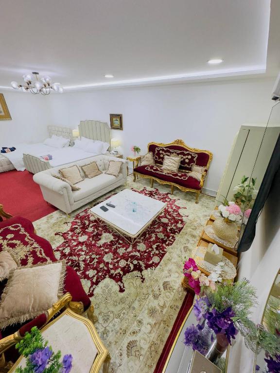 ein Wohnzimmer mit Sofas und einem Teppich in der Unterkunft modern private studio reteat , al manhal-7 in Abu Dhabi