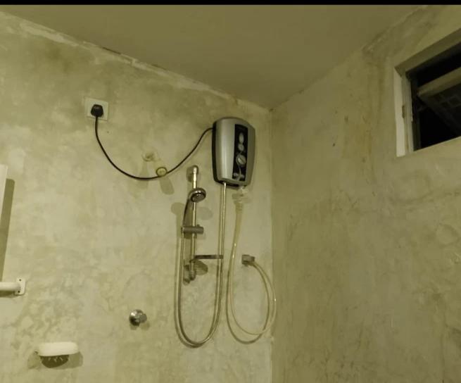 Ένα μπάνιο στο The Little House villa Ahangama