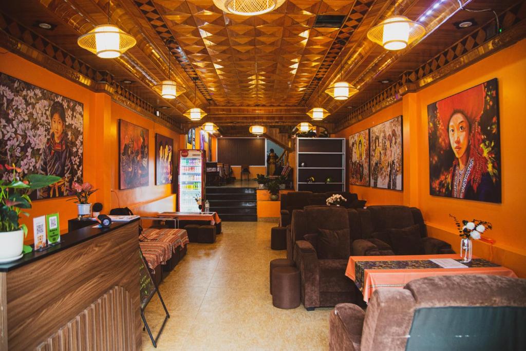 Sapa Central House في سابا: غرفة معيشة مع كنب وتلفزيون في غرفة