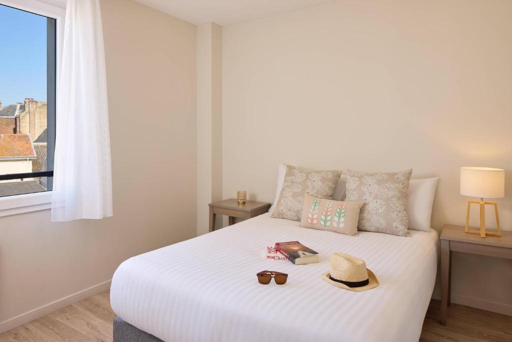 Postel nebo postele na pokoji v ubytování Quality Suites Le Havre les docks