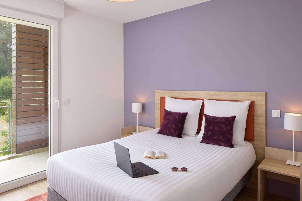 Una cama o camas en una habitación de Quality Suites Mont-de-Marsan