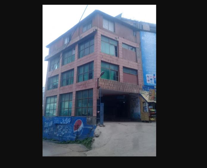 een groot bakstenen gebouw met aventh floor bij Khan Regency Hotel in Dargai