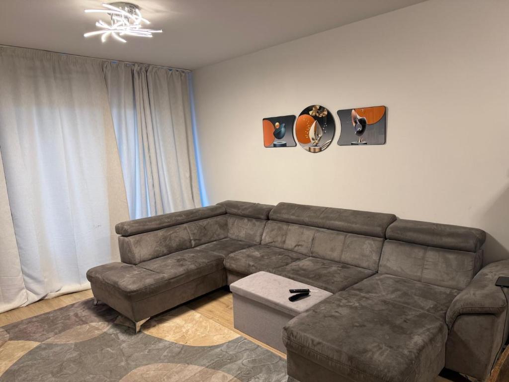 ein Wohnzimmer mit Sofa und Tisch in der Unterkunft Home Away From Home in Schönefeld