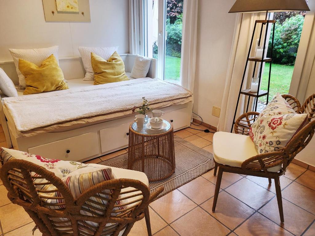 a room with a window seat with chairs and a table at Schöne Gartenwohnung am Strand von Tegna Centovalli in Tegna