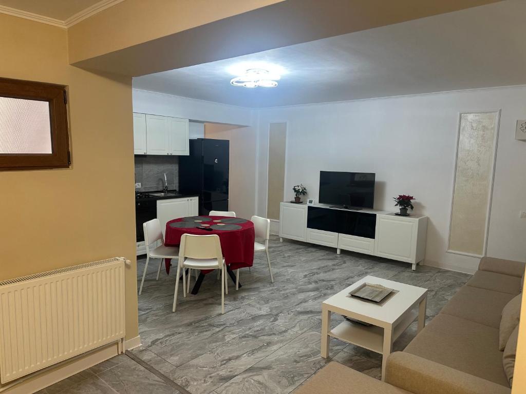 a living room with a table and a kitchen at Central VIP in Craiova