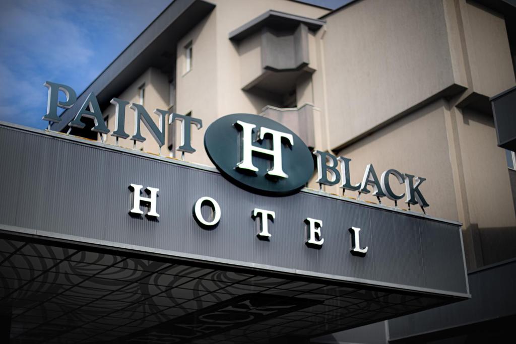 ゲヴゲリヤにあるPaint It Black Hotel & Spaの建物にあるAant Hブロックホテルの看板