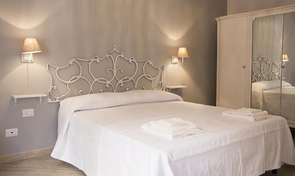 ローマにあるGens Claudia, Vatican Luxury Apartmentsのベッドルーム(白いベッド1台、鏡付)