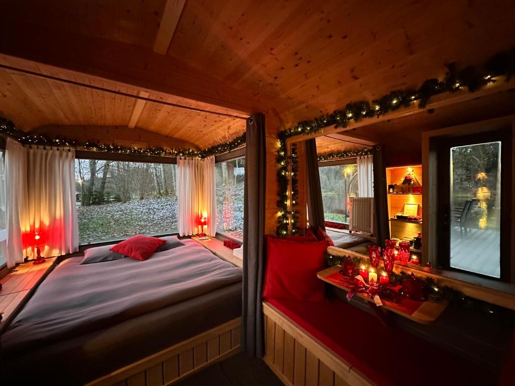 Postel nebo postele na pokoji v ubytování Citi Krasti Eco Spa Residence