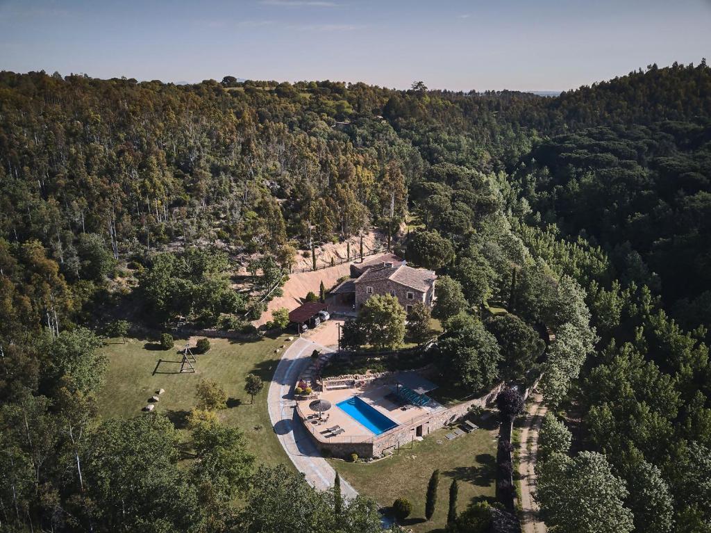 una vista aérea de una casa en un bosque en Villa - Can Salarichs, en Riudarenes