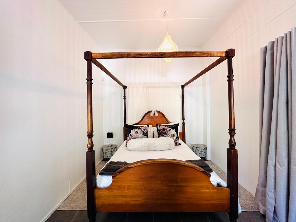 Ένα ή περισσότερα κρεβάτια σε δωμάτιο στο Hermanus 2 bed (Incl King bed) - Walk to the sea!