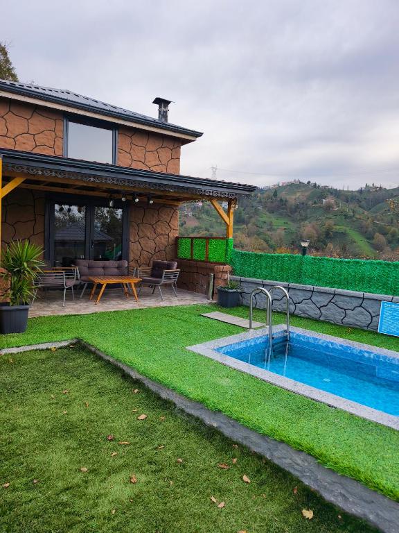 een huis met een zwembad in de tuin bij Ahlâ Villa in Ardeşen