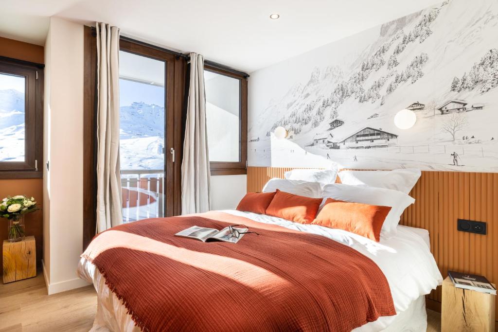 En eller flere senge i et værelse på Appartement 3P chic ski-in and out - Val Thorens