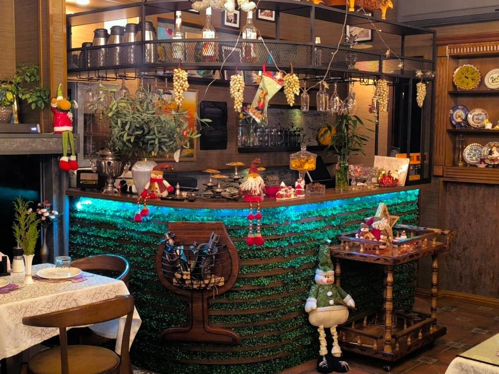 a bar with a green floor in a restaurant at Antique Royal Hotel in Baku