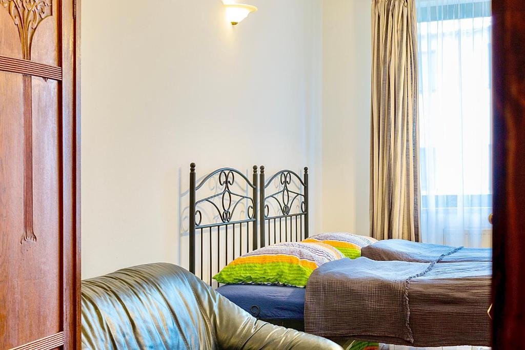 Un dormitorio con dos camas y una ventana. en Ubytovanie u martina, en Slovenský Grob