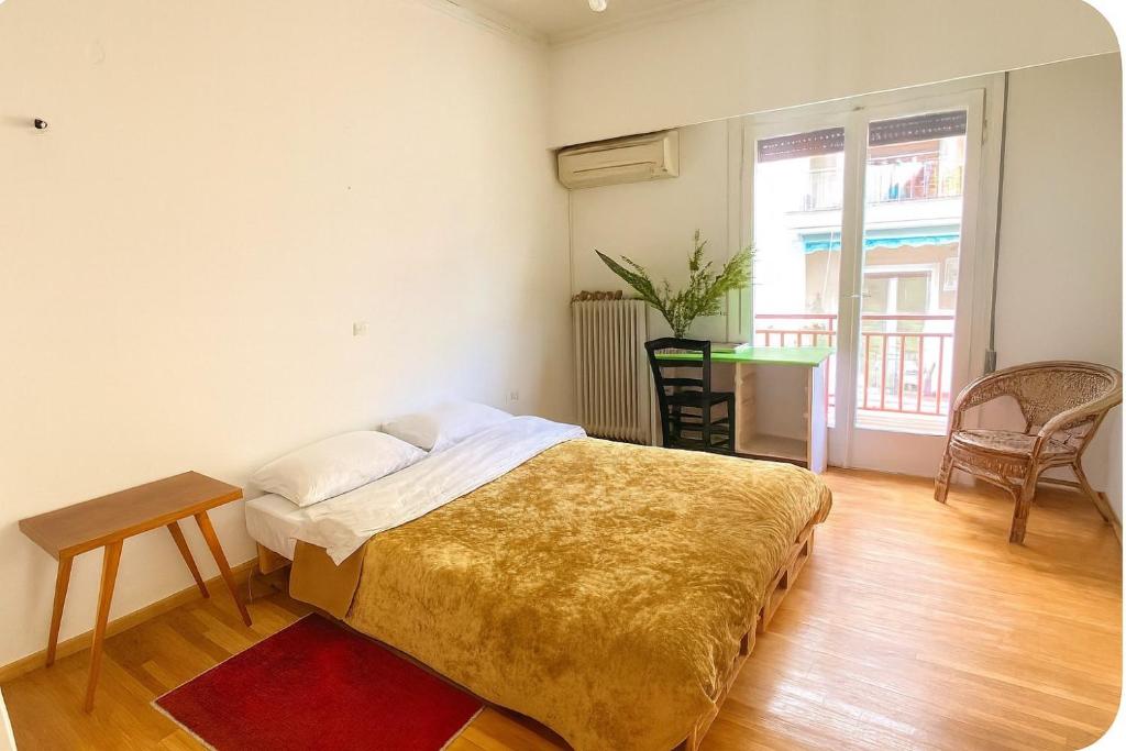 Una cama o camas en una habitación de Sunny room in the heart of the city