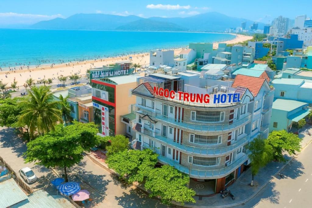 una vista aérea de un hotel en una playa en Ngọc Trung Hotel, en Quy Nhon
