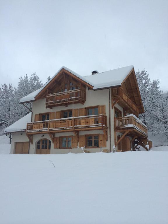 une cabane en rondins dans la neige dans l'établissement La Cucumelle, à La Salle Les Alpes