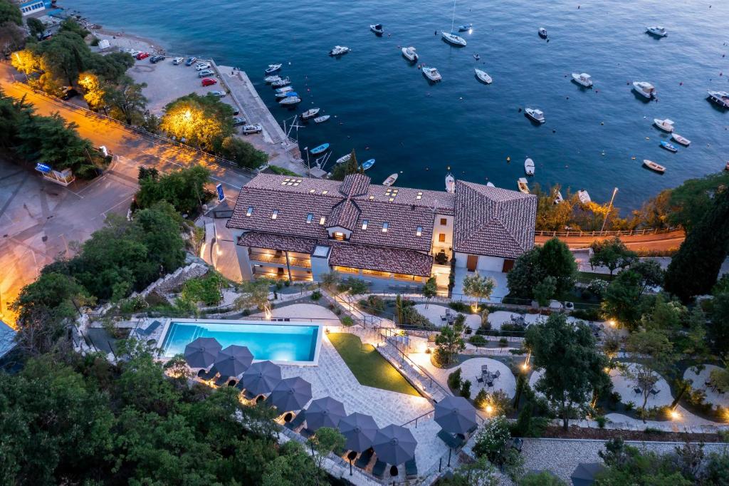 Mare Sano 2 Bedroom Apartment #9 with Pool by Irundo
