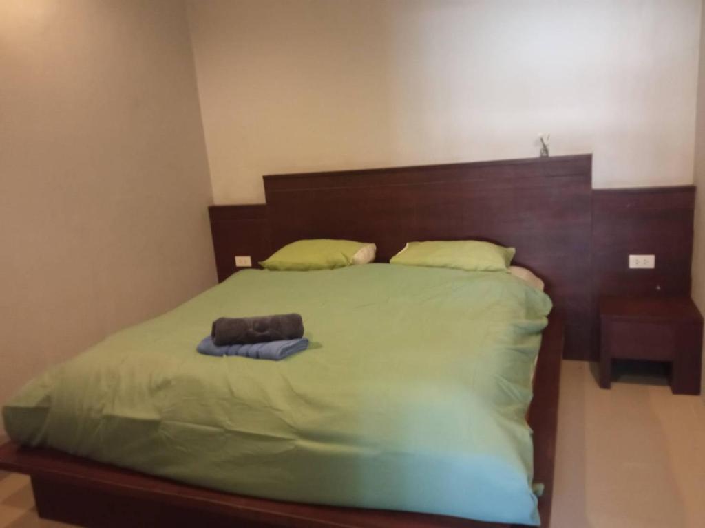 Ένα ή περισσότερα κρεβάτια σε δωμάτιο στο RoominVilla2bed1bathsharepoolwithtentoaonangbeachbyscooter