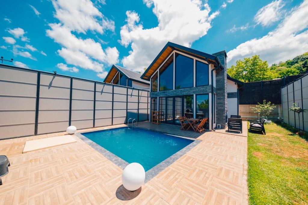 Бассейн в Sapanca CBC Plus Bungalov Villa или поблизости