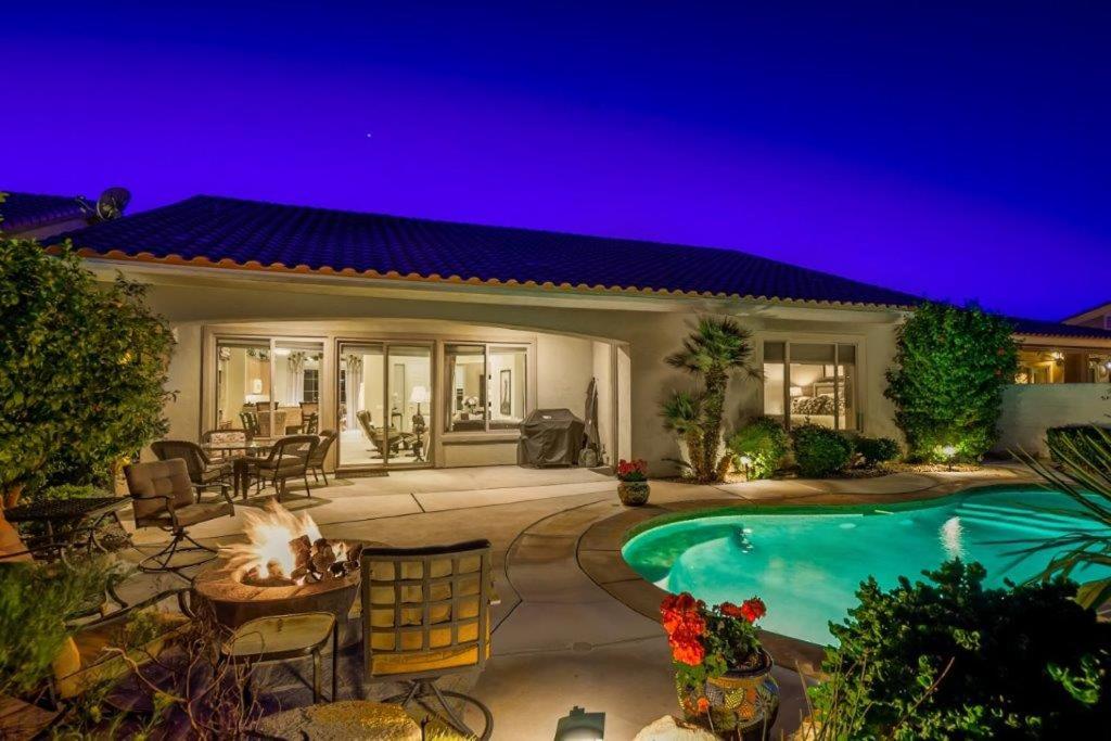 een huis met een zwembad en een vuurplaats bij Santa Monica in Myoma