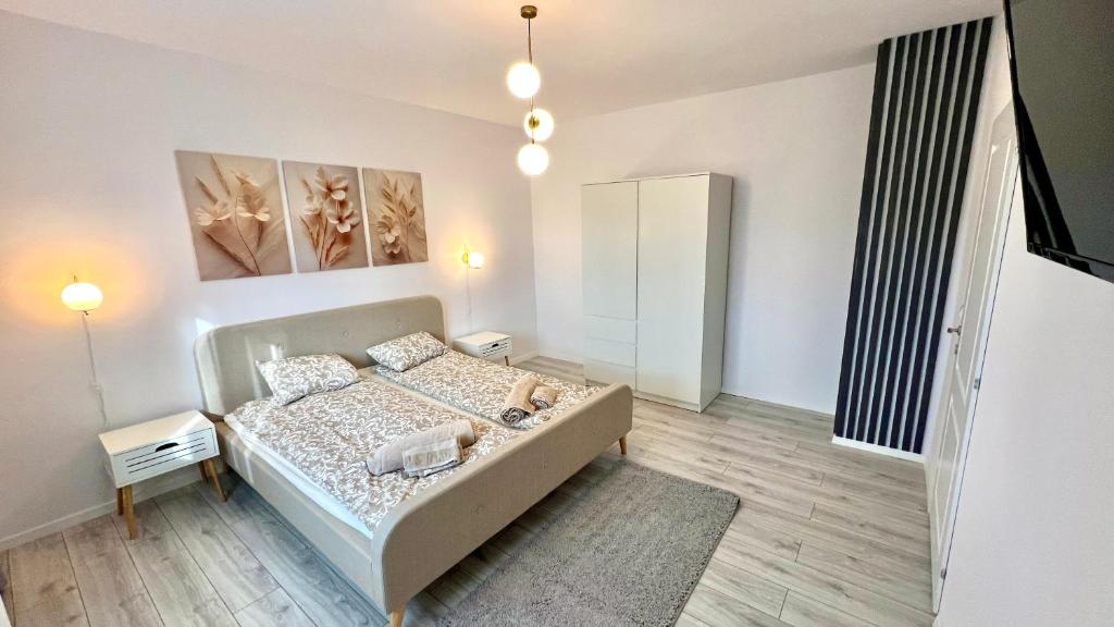 une chambre avec un lit dans une pièce dans l'établissement Bálint Apartman 1, à Valea Strîmbă