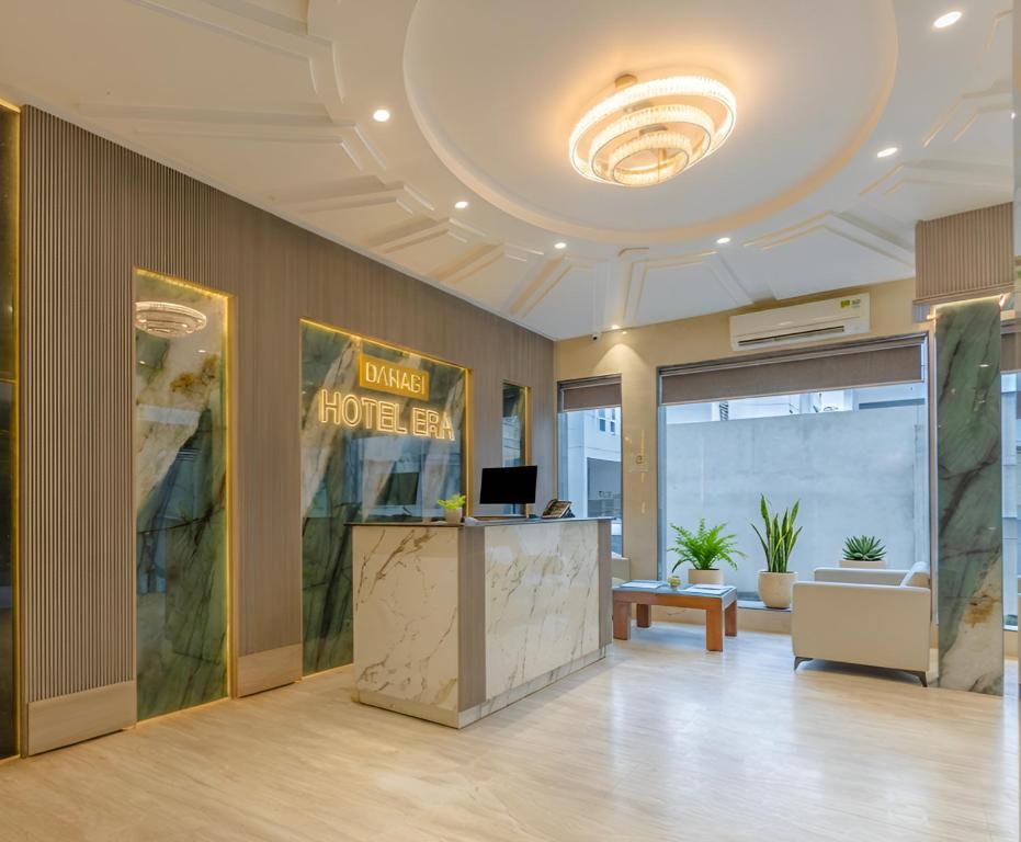 Μια τηλεόραση ή/και κέντρο ψυχαγωγίας στο Dahabi Era Delhi Airport - 9 min fr Airport