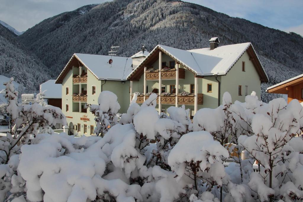 Nespecifikovaný výhled na hory nebo výhled na hory při pohledu z hotelu