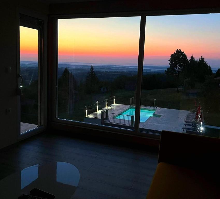 Piscina de la sau aproape de Imanje POGLED