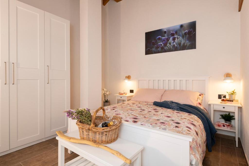 a bedroom with a bed and a basket on a table at Casa Closellinaz in Roisan