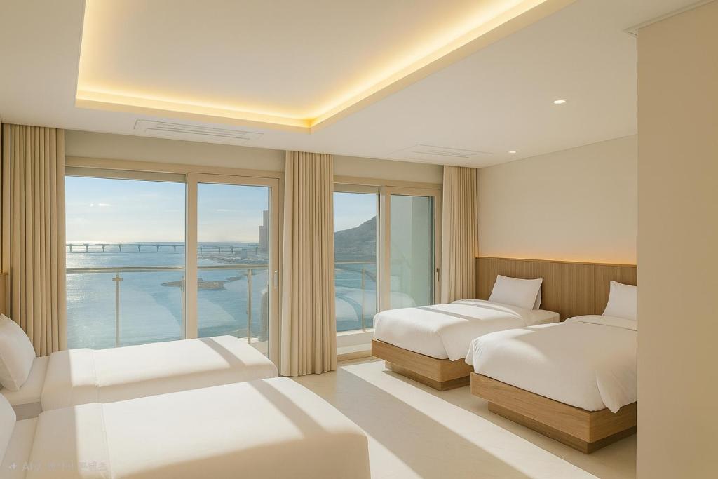 Magnum Nampo Hotel في Jung-gu: غرفة نوم بها سريرين ونافذة كبيرة