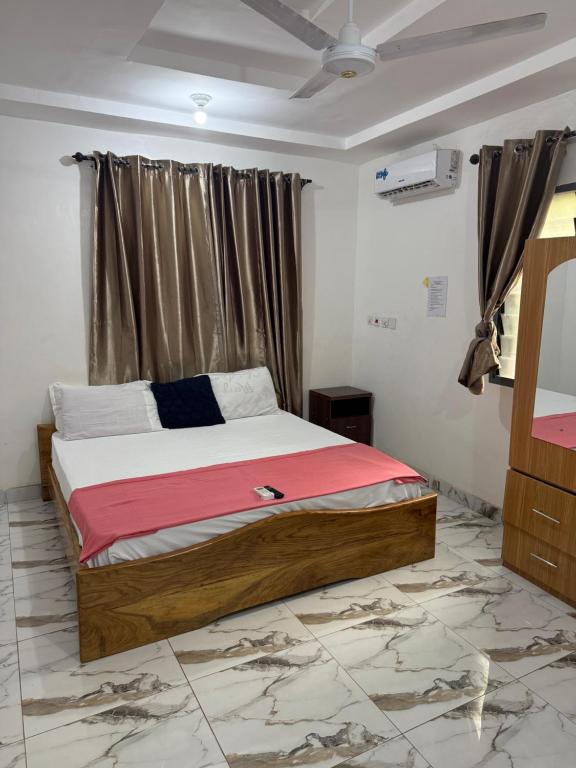 una camera da letto con un letto in una stanza di Kings Lounge a Ayaso