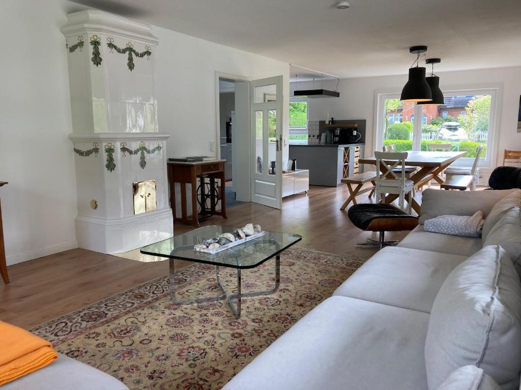 een woonkamer met een bank en een tafel bij Heidelodge in Nebel