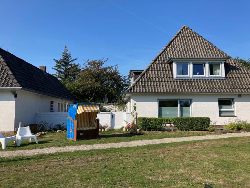a white house with a yard with at Heidelodge in Nebel