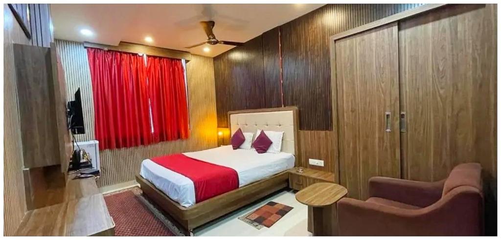 Postel nebo postele na pokoji v ubytování Hotel Kavyani Sidhant Palace Near Kashi Vishwanath Temple - Free Wifi and Free Parking Facilities - Free Wifi Facilities # Fully Air conditioning Luxuary Room - Top Rated Hotel In Varanasi