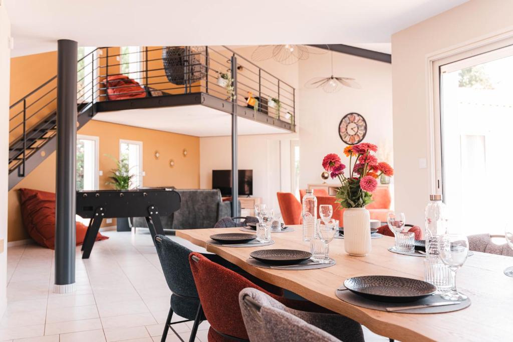 Χώρος καθιστικού στο Ô Repos de l'étang - Maison sereine en Vendée, idéale familles, amis & séminaires intimistes