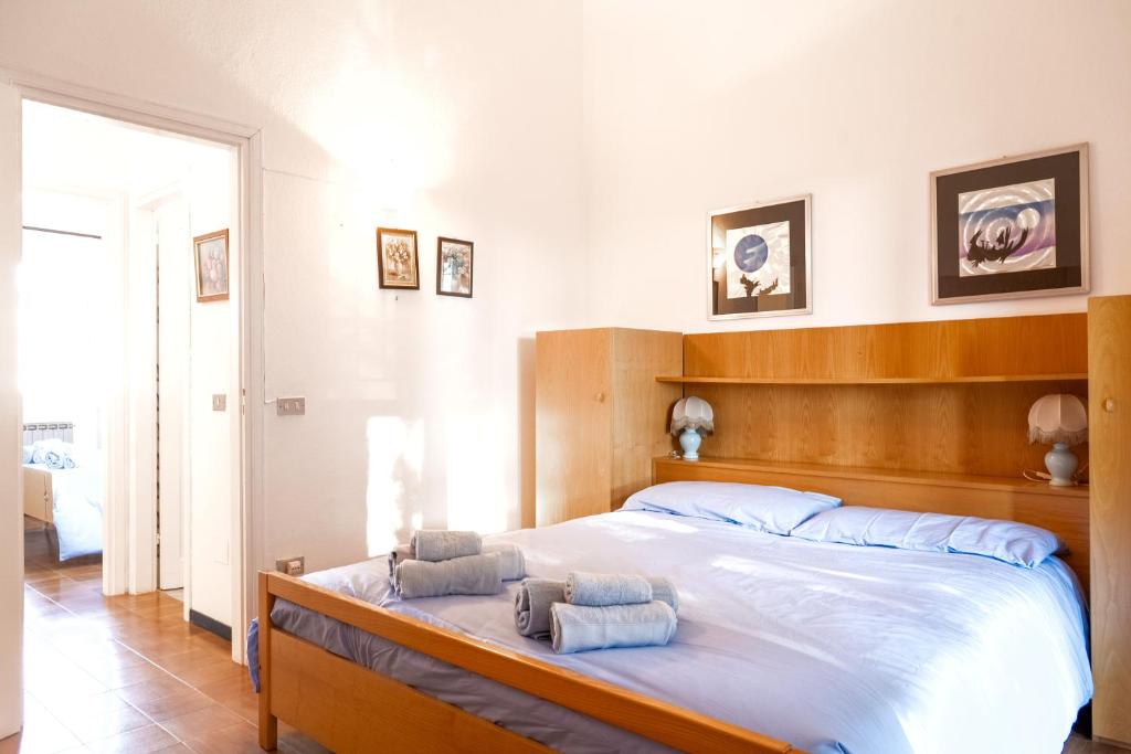 una camera da letto con un letto grande con asciugamani sopra di Lido Adriano Garden House a Lido Adriano