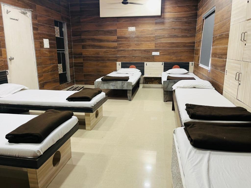 博尔本德尔Hotel Saffron的木墙客房,设有四张床