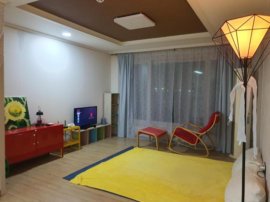 Un televizor și/sau centru de divertisment la Keumho river house