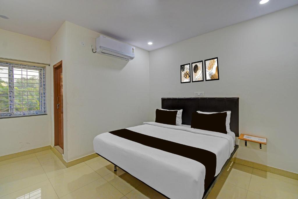 Ένα ή περισσότερα κρεβάτια σε δωμάτιο στο Hotel O Square Mall Hyderabad Formerly A1 Classic