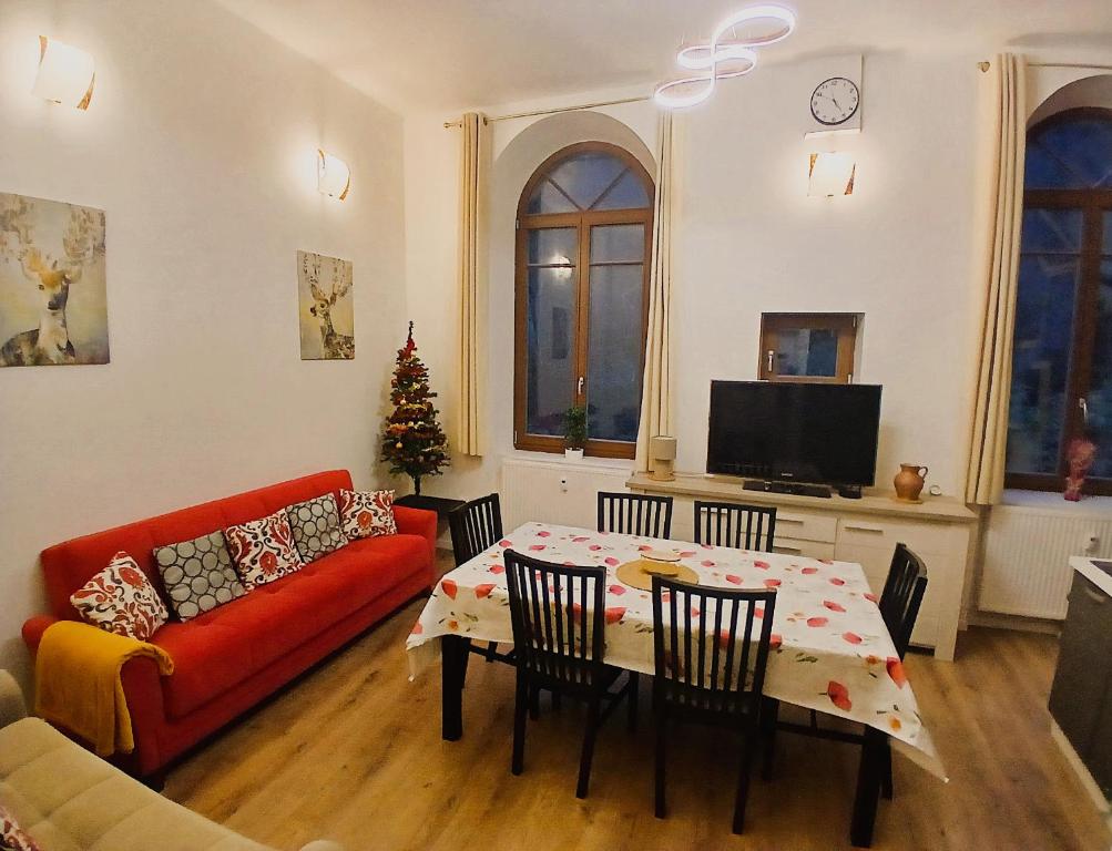 TV a/nebo společenská místnost v ubytování T4 en duplex, résidence atypique en pleine forêt