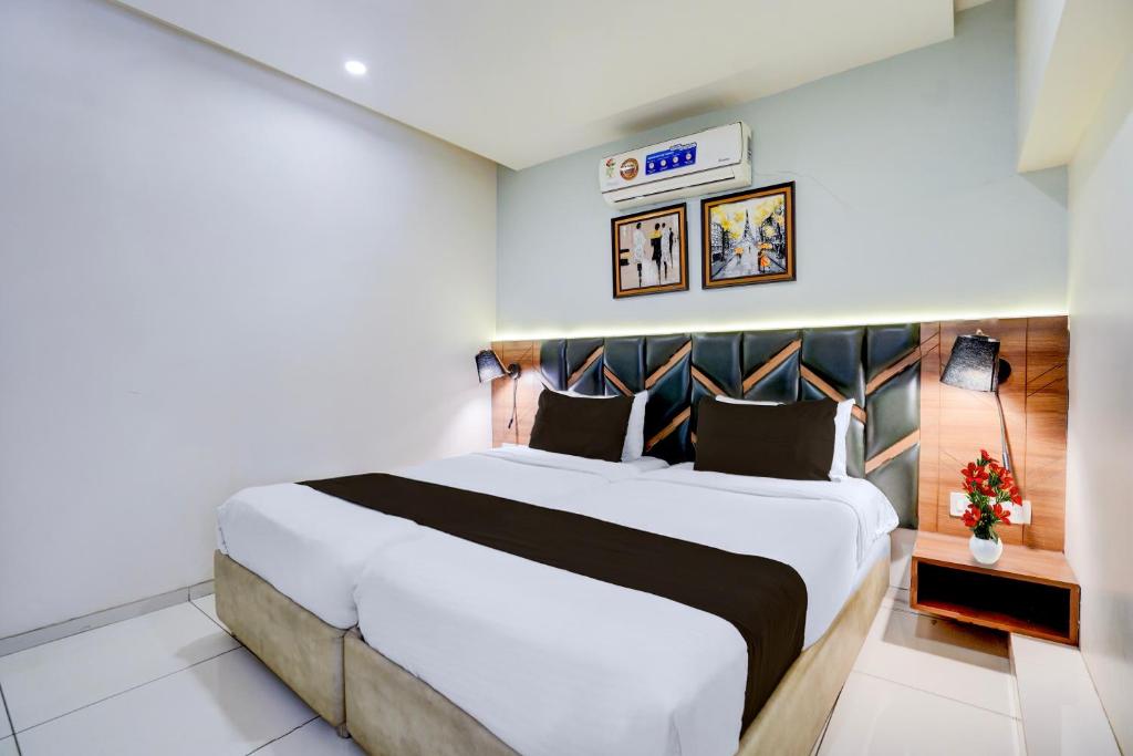 Кровать или кровати в номере Townhouse Vadodara Railway Junction Formerly Hotel Unique
