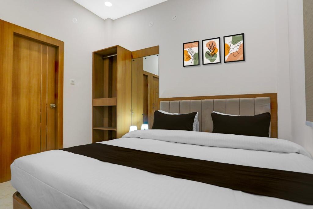 Giường trong phòng chung tại Hotel O Dashashwamedh Ghat Varanasi