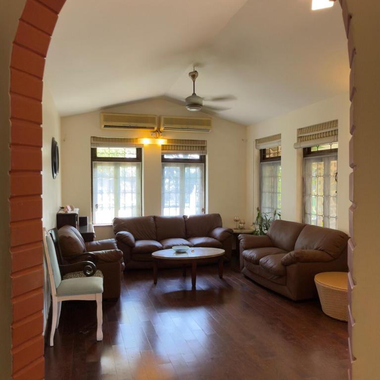 Posezení v ubytování Lonavala Tungarli - Escape To A Bygone EraA Home With Soul