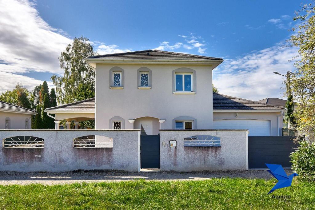 a white house with a gate and a fence at Belle Maison-St Exupéry- Groupama stadium-Viarhona-T3 in Jons