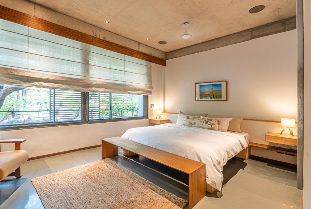 Un dormitorio con una cama grande y una ventana. en Gulmohar527, en Jāmb