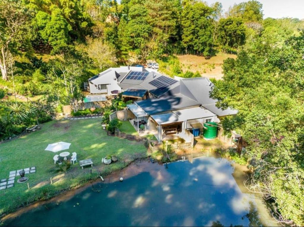 una vista aérea de una gran casa con un estanque en One on Old Main - Unit 2, en Hillcrest