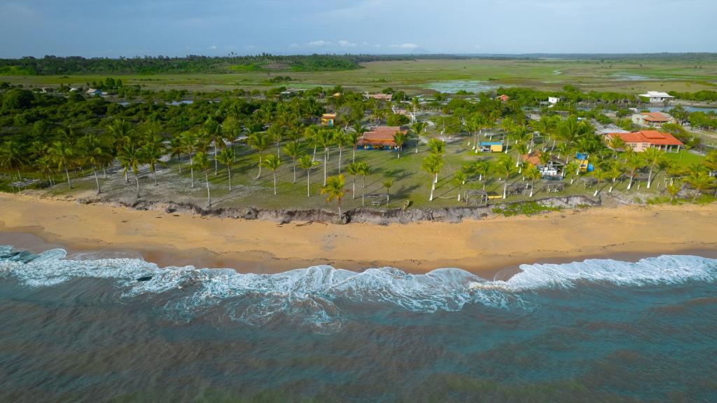 Pousada e camping Filó Caraíva في بورتو سيغورو: منظر جوي لمنتجع على الشاطئ